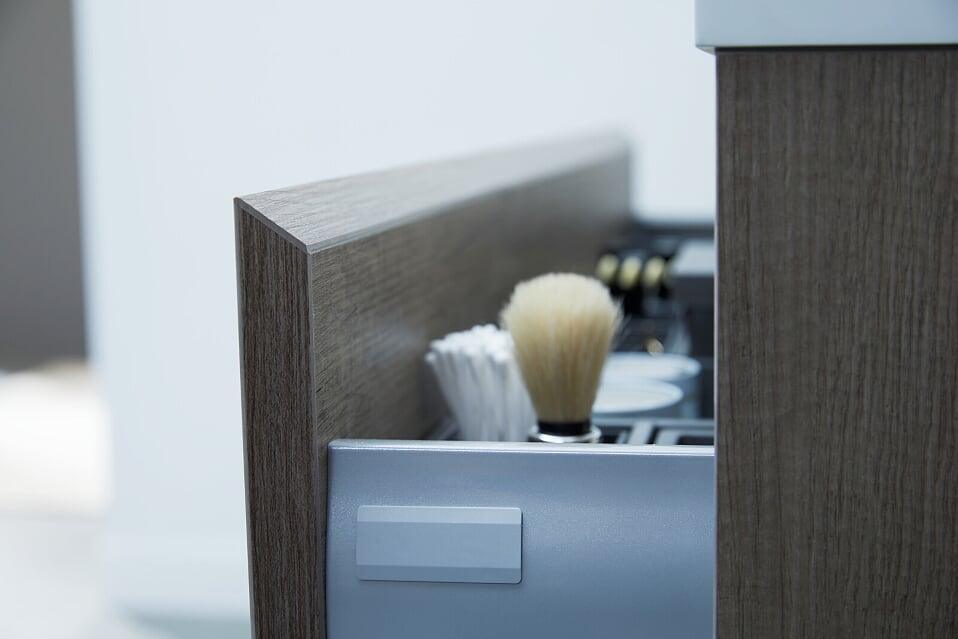 Quadro Waschtisch inkl. Unterschrank mit 45° Gehrung Holzgriffleiste - isaak-home.de